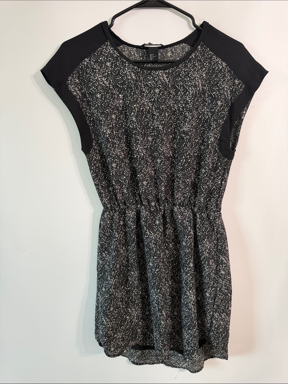 Forever 21 Black and White Speckled Elastic-Waist Mini Dress